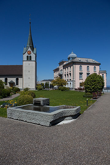 Kirche und Rheinburgklinik