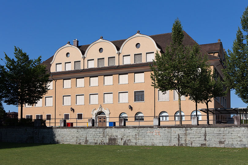 Schulhaus Kirchbühl 1 in Cham