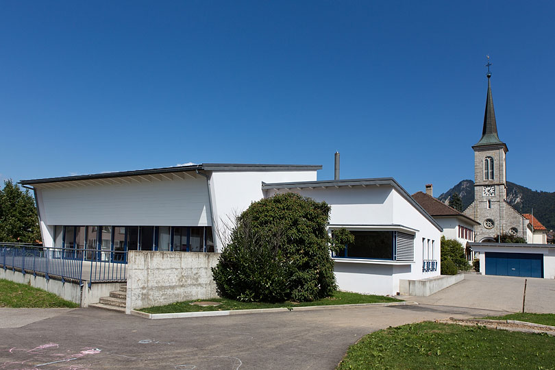 Salle et l'église paroissiale à Broc