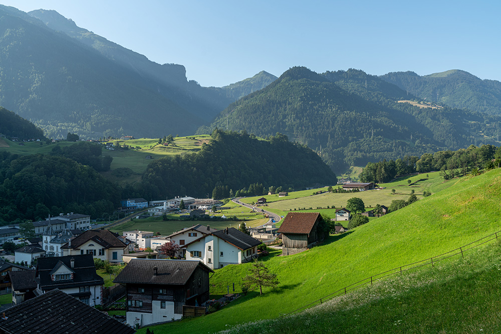 Mitlödi im Morgenlicht