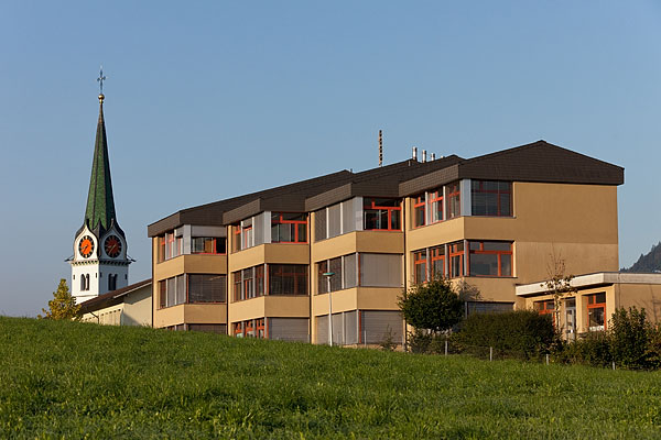 Pfarrkirche und Schulhaus