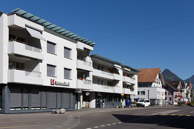 Kantonalbank und Post in Buochs