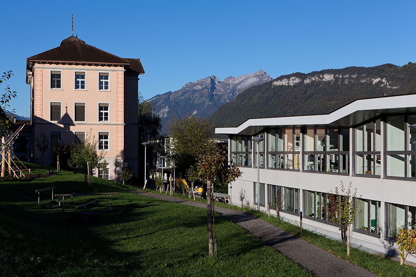 Schulhäuser 04 und Baumgarten in Buochs