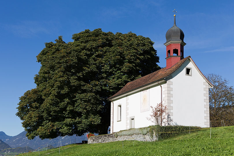 Rosskastanie und Loreto-Kapelle des Herrensitzes von Ennerberg