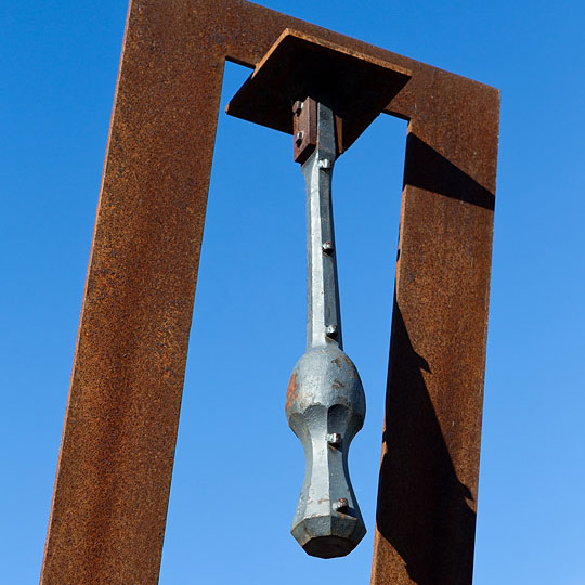 Kreisel-Skulptur mit Klöppel in Buochs