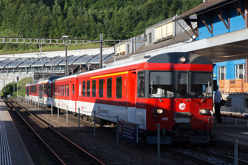 Zugskomposition der Zentralbahn im Bahnhof Hergiswil NW