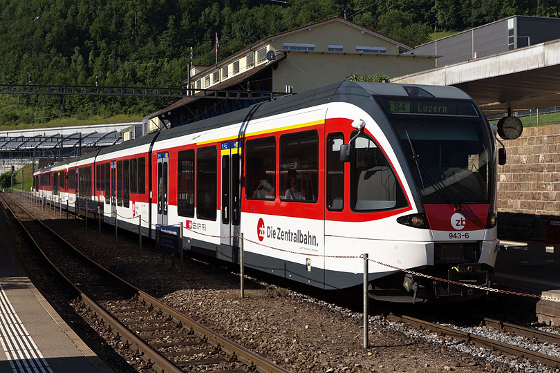 Zugskomposition der Zentralbahn im Bahnhof Hergiswil NW