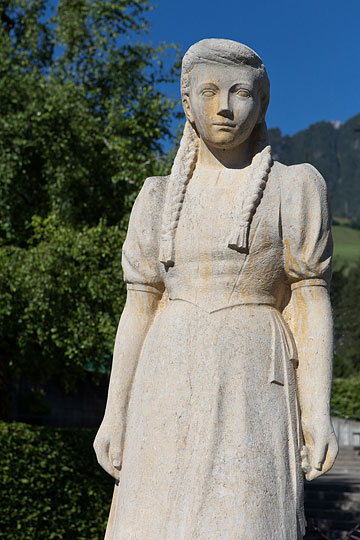 Skulptur bei den Dorfschulhäusern in Hergiswil NW