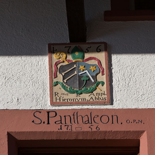 Wappen und Türsturz Pfarrhaus St. Pantaleon
