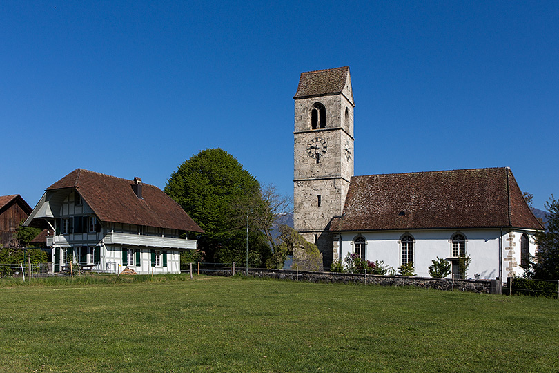 altes Schulhaus und Kirche in Lüsslingen