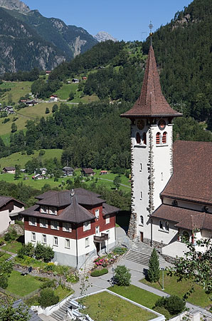 Kirche und Pfarrhaus in Bristen