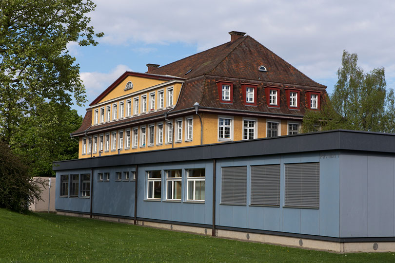 Schulhaus Fuchsrain mit Pavillon