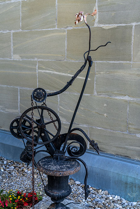 Tombe de Jean Tinguely