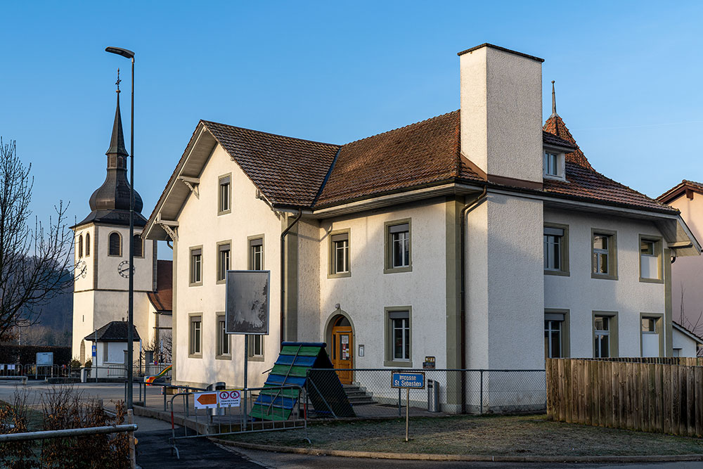 Eglise et l'école à Marly