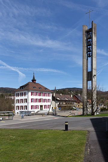 Ecole du village et le clocher Ã  Viques