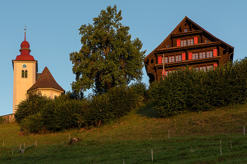 Kirche und Pfarrhaus von Romoos