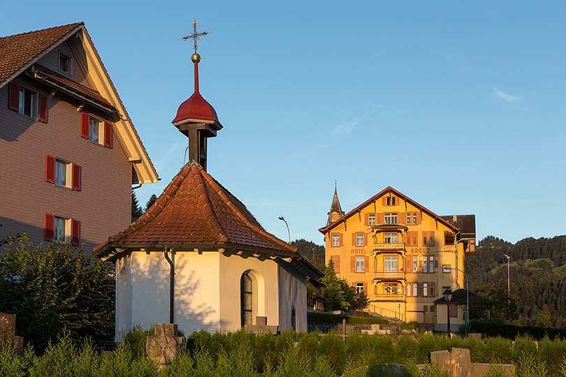 Friedhofskapelle und Hotel Kreuz