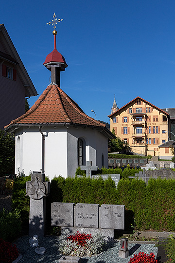 Friedhofskapelle und Hotel Kreuz