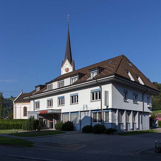 Pfarrkirche und Raiffeisen in Menznau