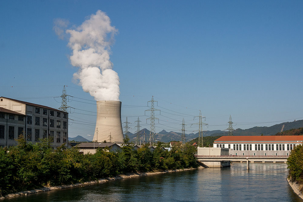 Kühlturm des AKWs und Laufkraftwerk