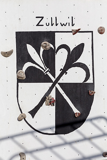 Kletterwand mit Wappen von Zullwil
