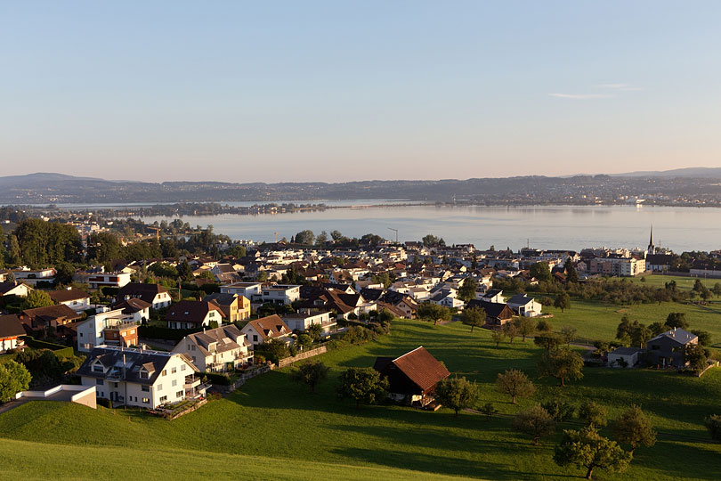 Blick auf Altendorf, den Obersee und den Seedamm