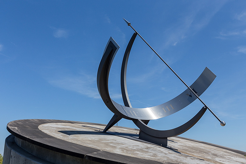 Sonnenuhr als Kreiselskulptur
