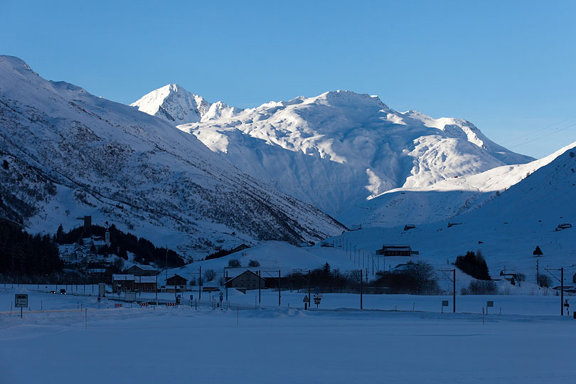 Hospental im Morgenschatten