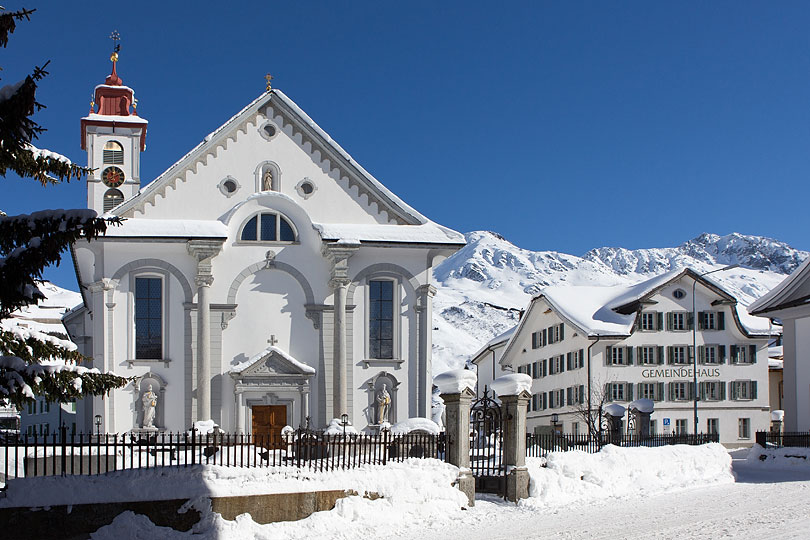 Pfarrkirche und Gemeindehaus in Andermatt