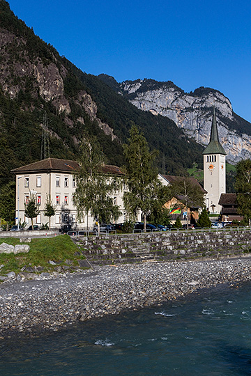 Schulhaus Kirchmatt und Pfarrkirche