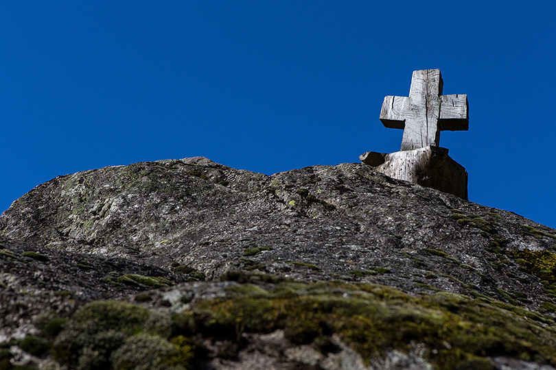 Felsbrocken und Kreuz