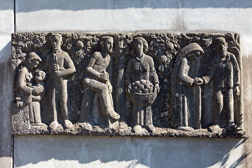 Steinrelief beim Eingang des Friedhofs in Bauma