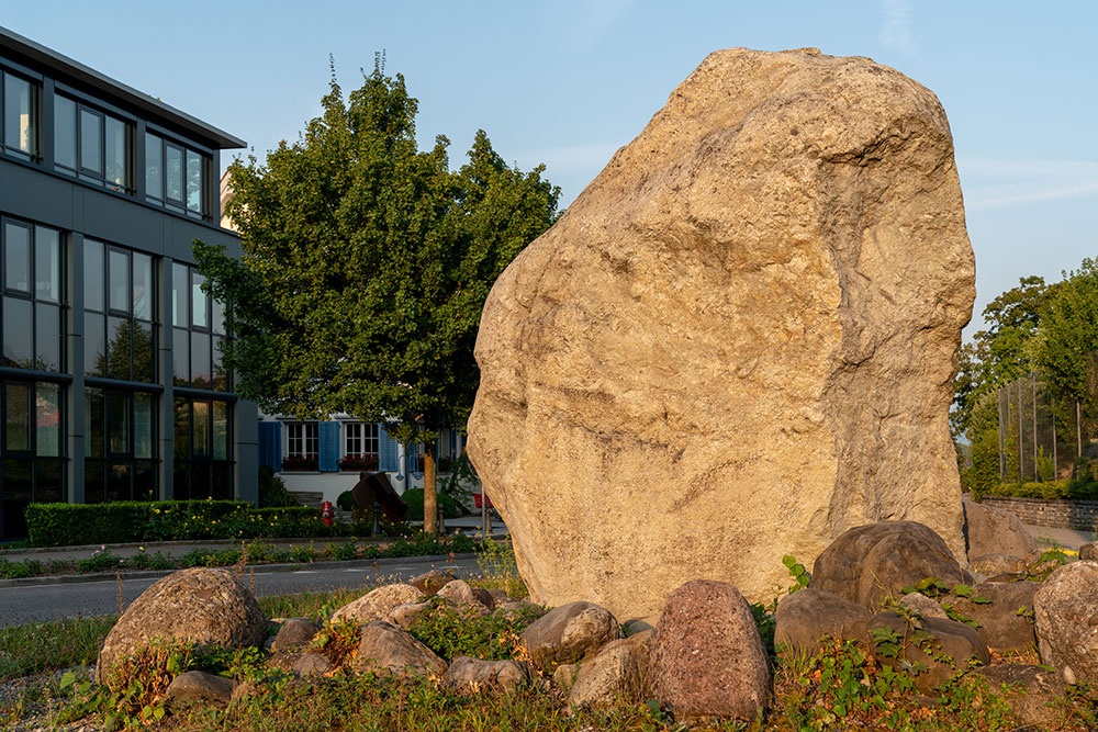 Findling im Kreisel in Bülach