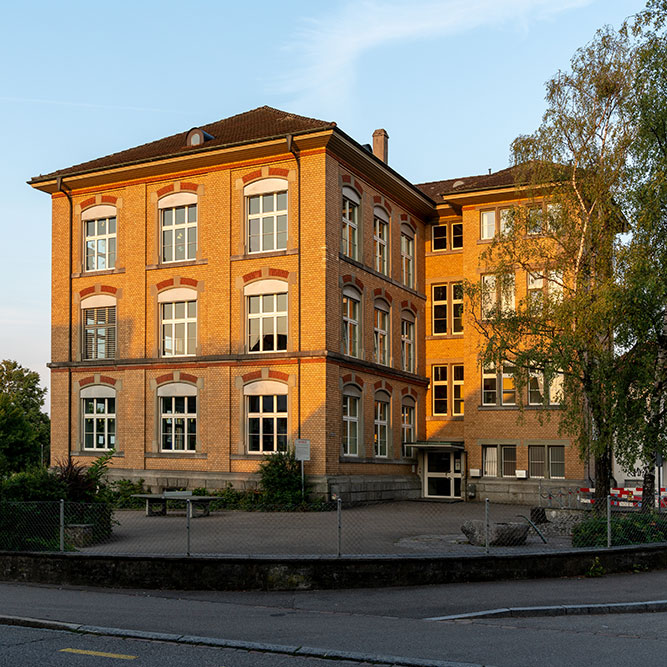 Schulhaus Lindenhof in Bülach