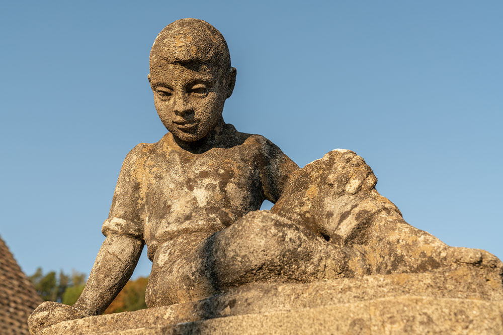 Brunnen mit Knabe an der Dörflistrasse