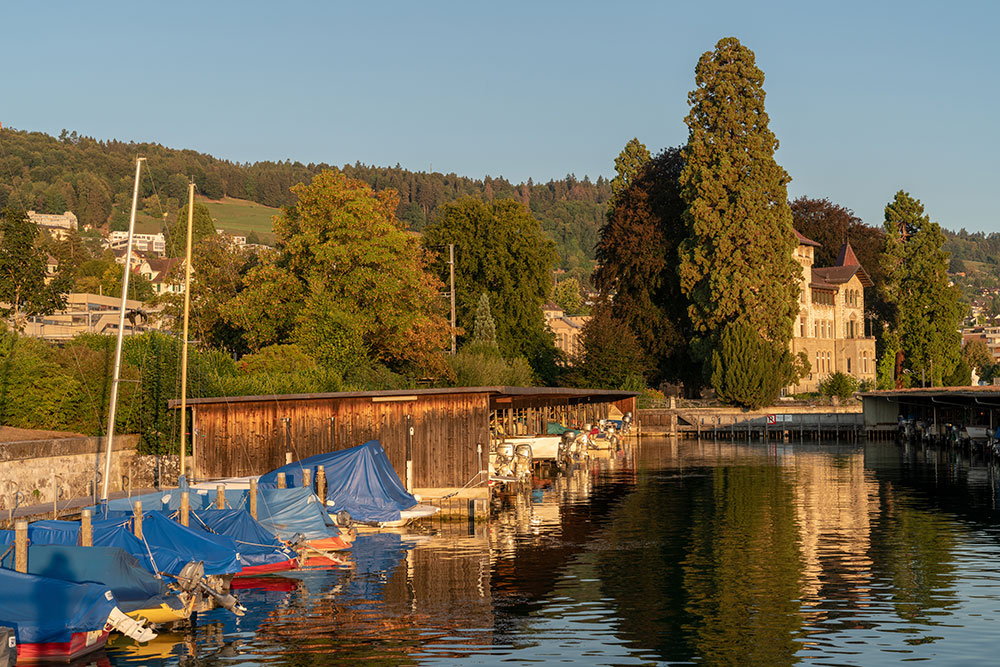 Bootshafen und Villa Seerose