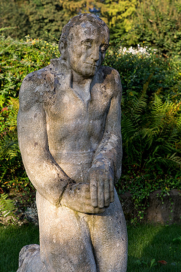 Skulptur auf dem Friedhof von Seon