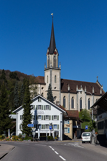 Hotel Güggibueb und Pfarrkirche