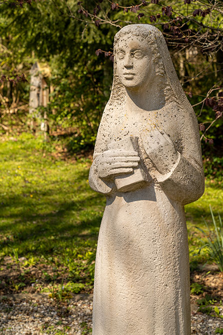 Skulptur beim Pfarreizentrum in Flamatt