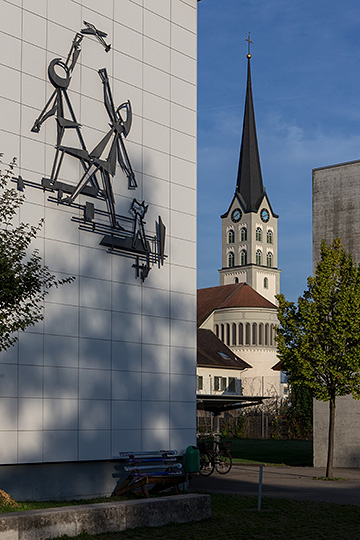 Schulhaus und Pfarrkirche in Schötz