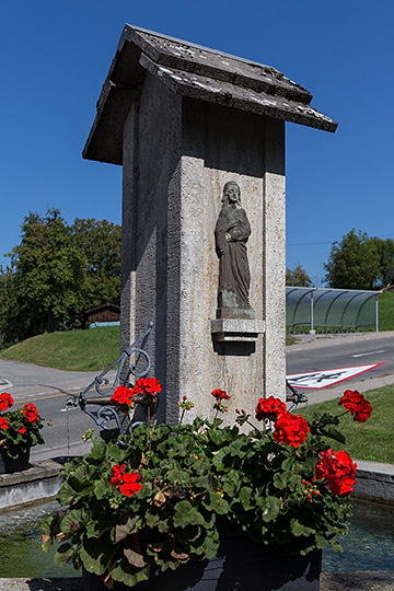 Dorfbrunnen in Mettmenschongau
