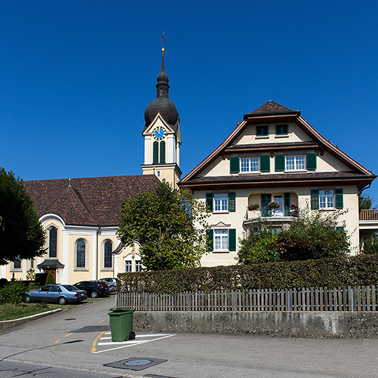 Pfarrkirche St. Ulrich und Pfarrhaus in Mettmenschongau