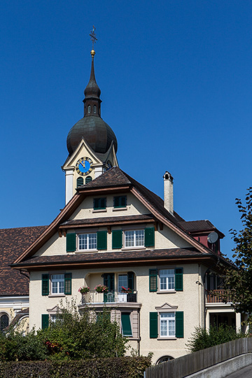 Pfarrkirche St. Ulrich und Pfarrhaus in Mettmenschongau