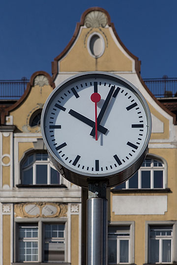 Bahnhofsuhr mit Jugendstilhaus