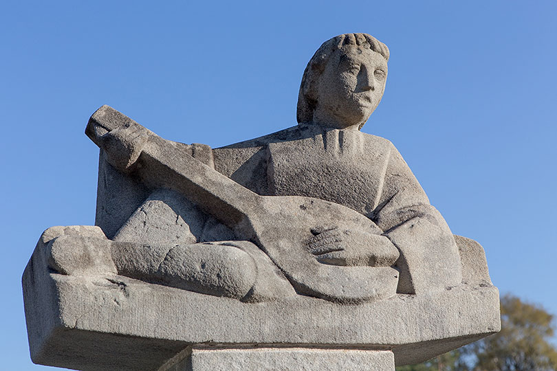 Skulptur beim Primarschulhaus Neumüli