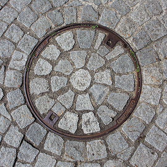 gepflasterter Dolendeckel