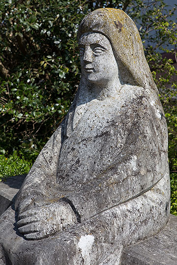 Steinskulptur auf dem Friedhof