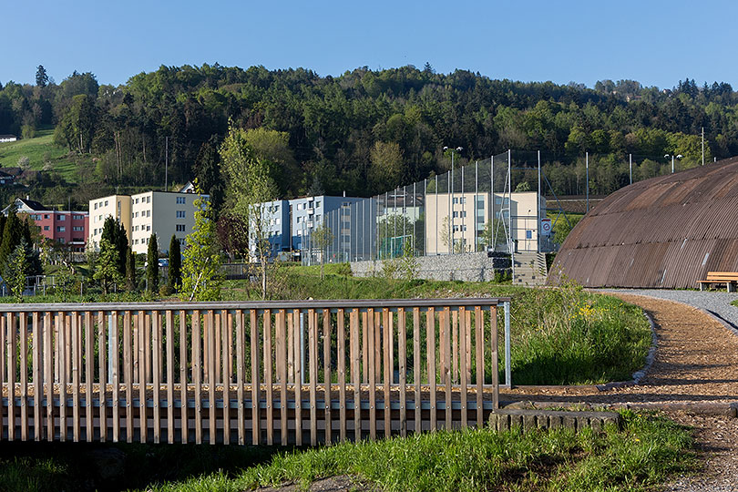 Laufbahn und Wohnblöcke