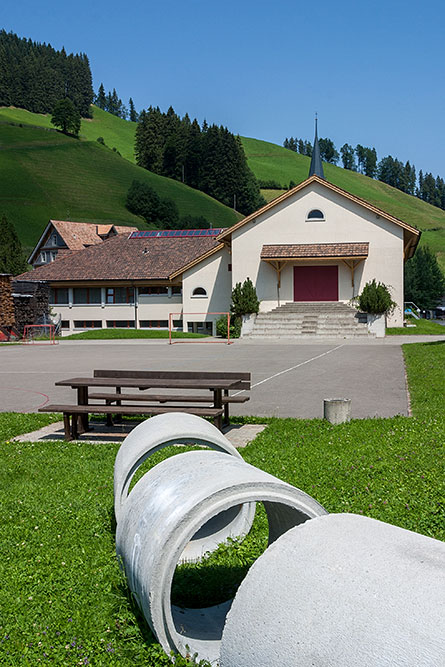 Schulhaus in Alpthal