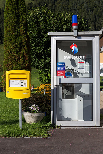 Briefkasten und Telefonkabine